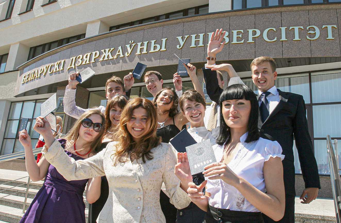 Выпускнікі факультэта журналістыкі БДУ пасля ўрачыстага ўручэння дыпломаў аб вышэйшай адукацыі. 27 чэрвеня 2008 г. Выпускнікі факультэта журналістыкі БДУ пасля ўрачыстага ўручэння дыпломаў аб вышэйшай адукацыі. 27 чэрвеня 2008 г.